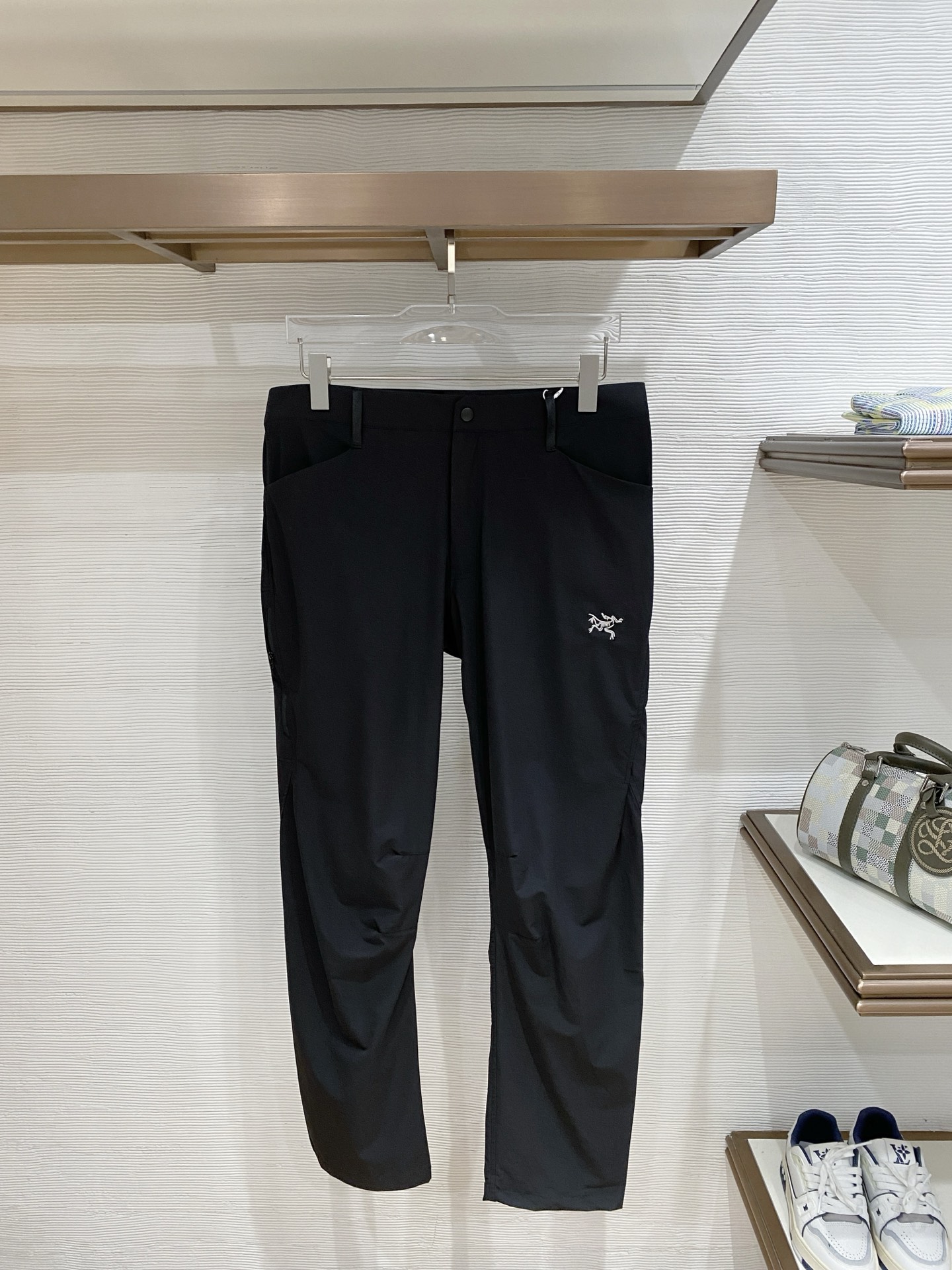 아크테릭스 (Arc'teryx)시조새 자수 로고 테크니컬 캐주얼 팬츠 - 이미지 2