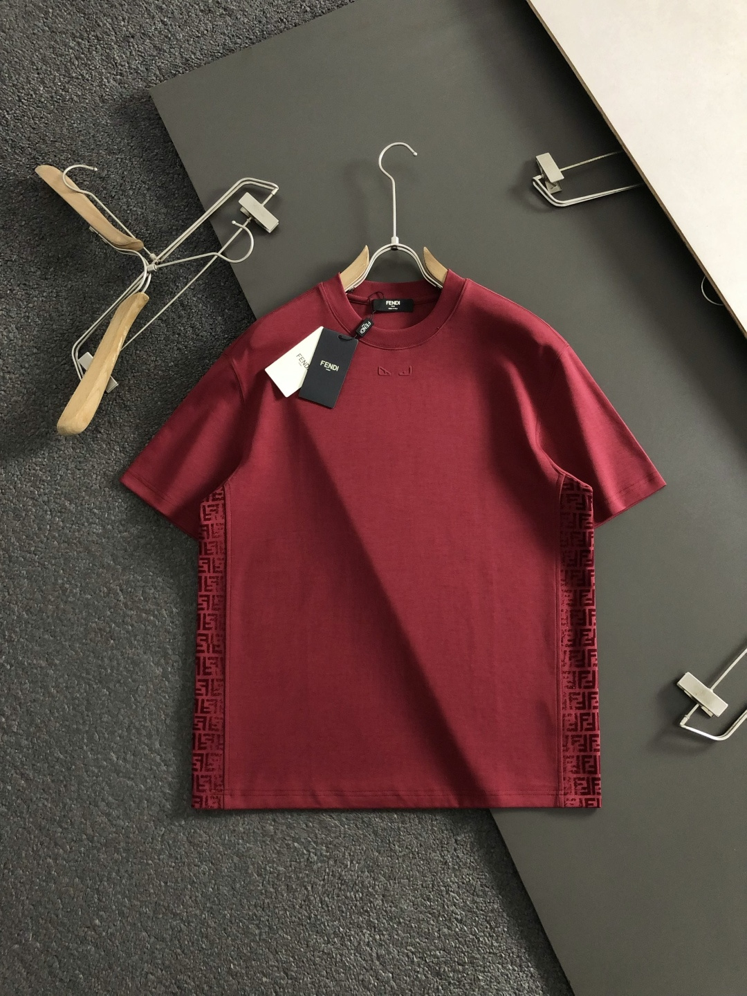 펜디(Fendi) 사이드 로고 테이프 반팔 티셔츠 - 이미지 2