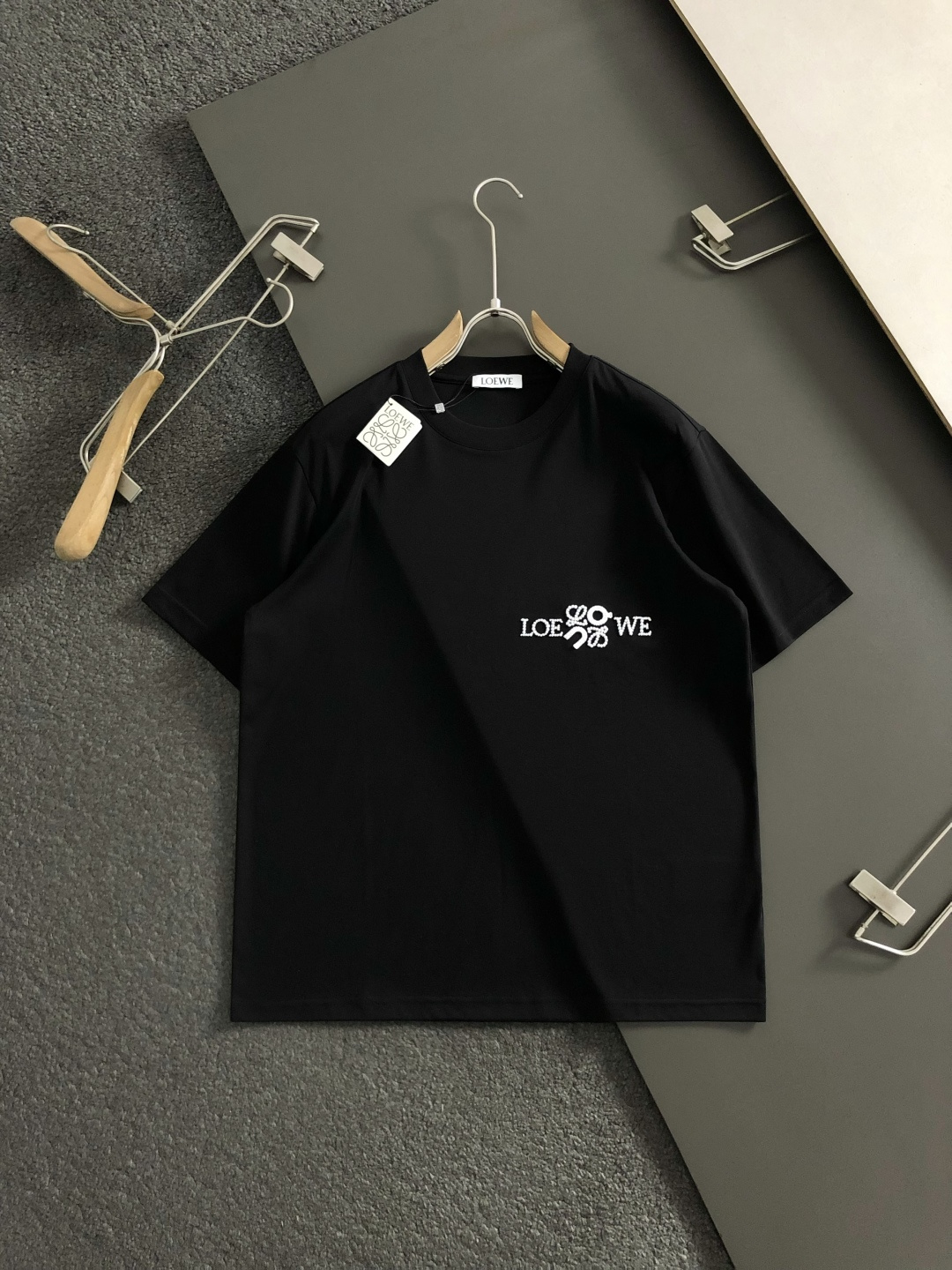 로에베(LOEWE) 애너그램 자수 반팔 티셔츠 - 이미지 2