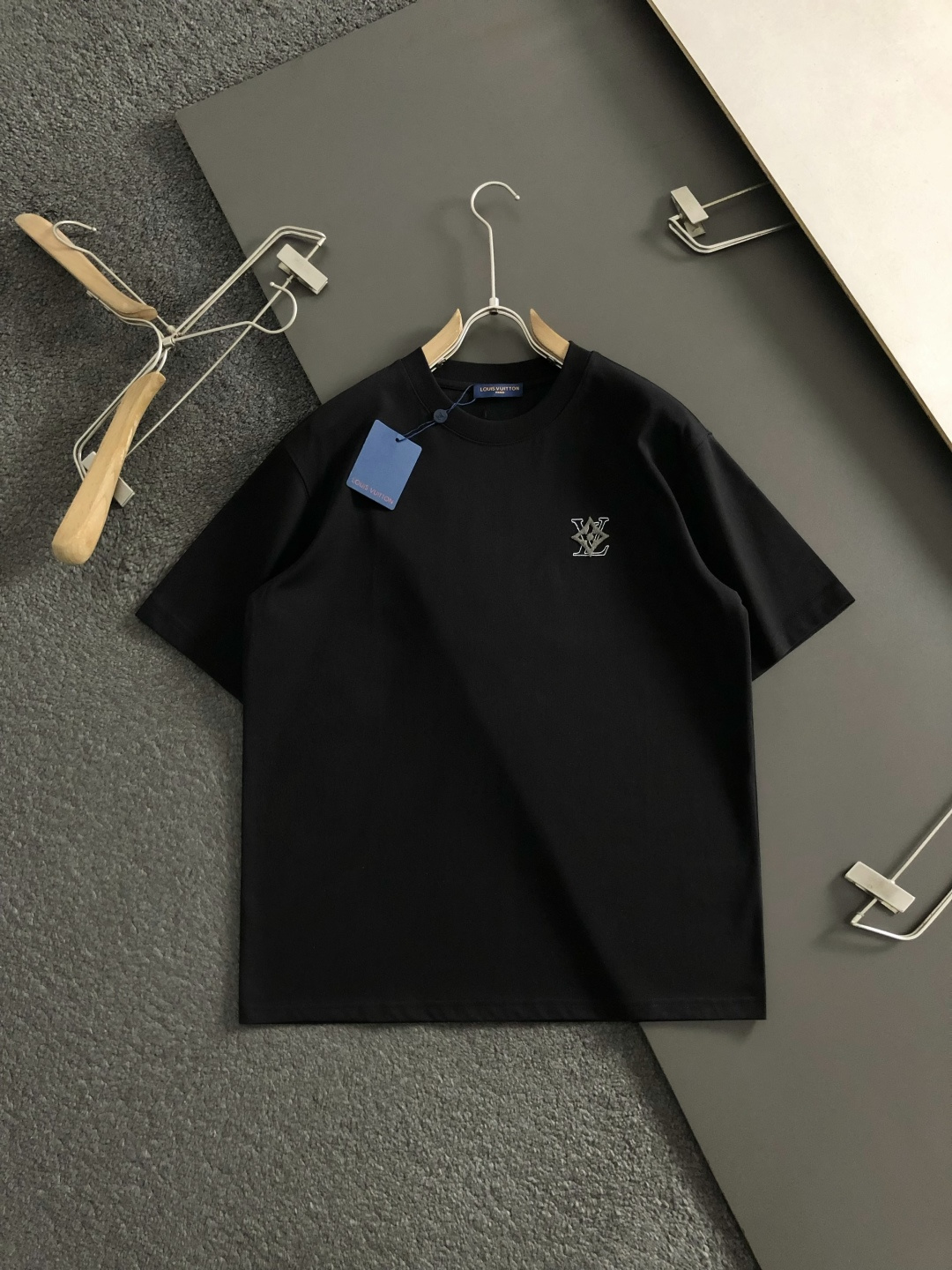 루이비통(Louis Vuitton) 업사이드 다운 LV 로고 반팔 티셔츠 - 이미지 2