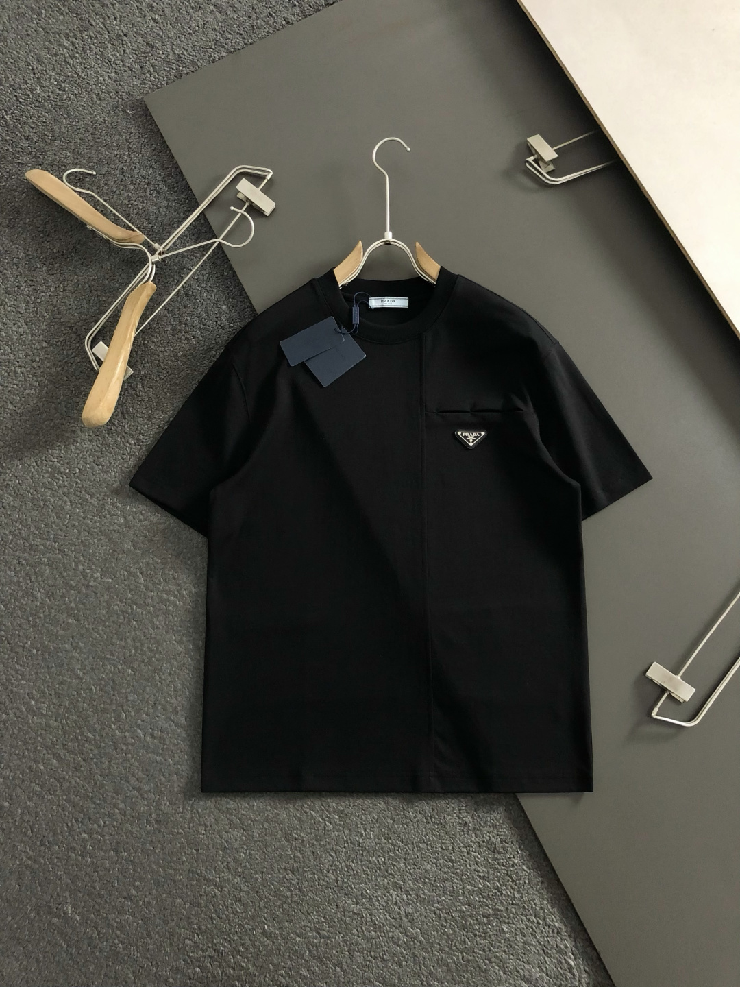 프라다(PRADA) 삼각 로고 포켓 반팔 티셔츠 - 이미지 2
