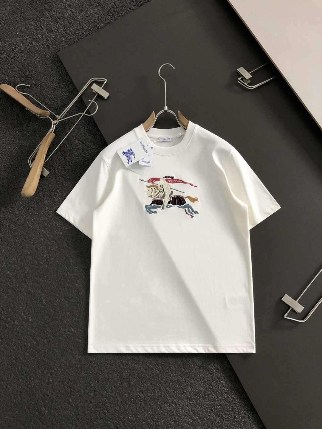 버버리(Burberry) 나이트 그래픽 자수 티셔츠 - 이미지 2