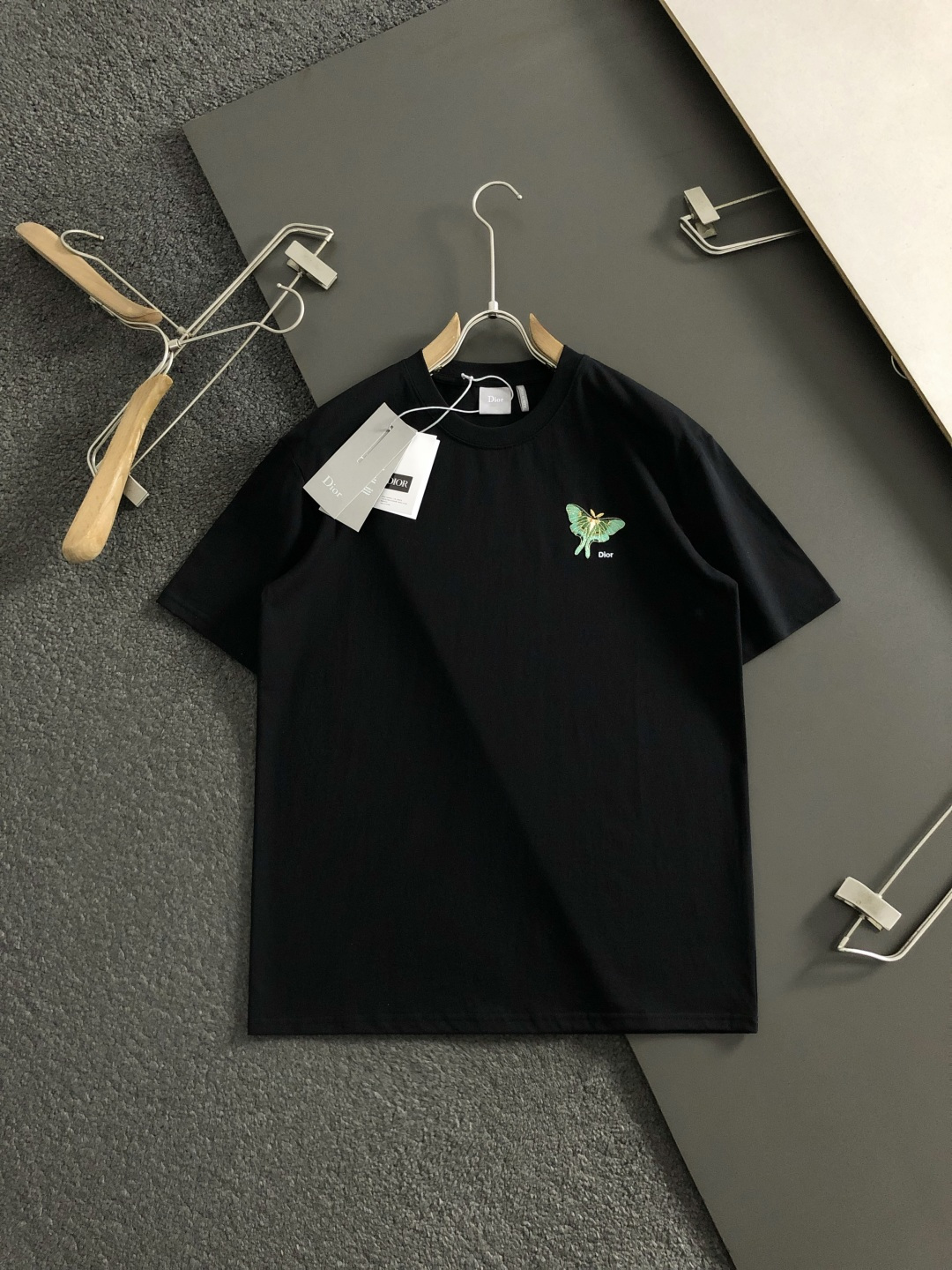 디올(Dior) 나방/나비 그래픽 자수 티셔츠 - 이미지 2
