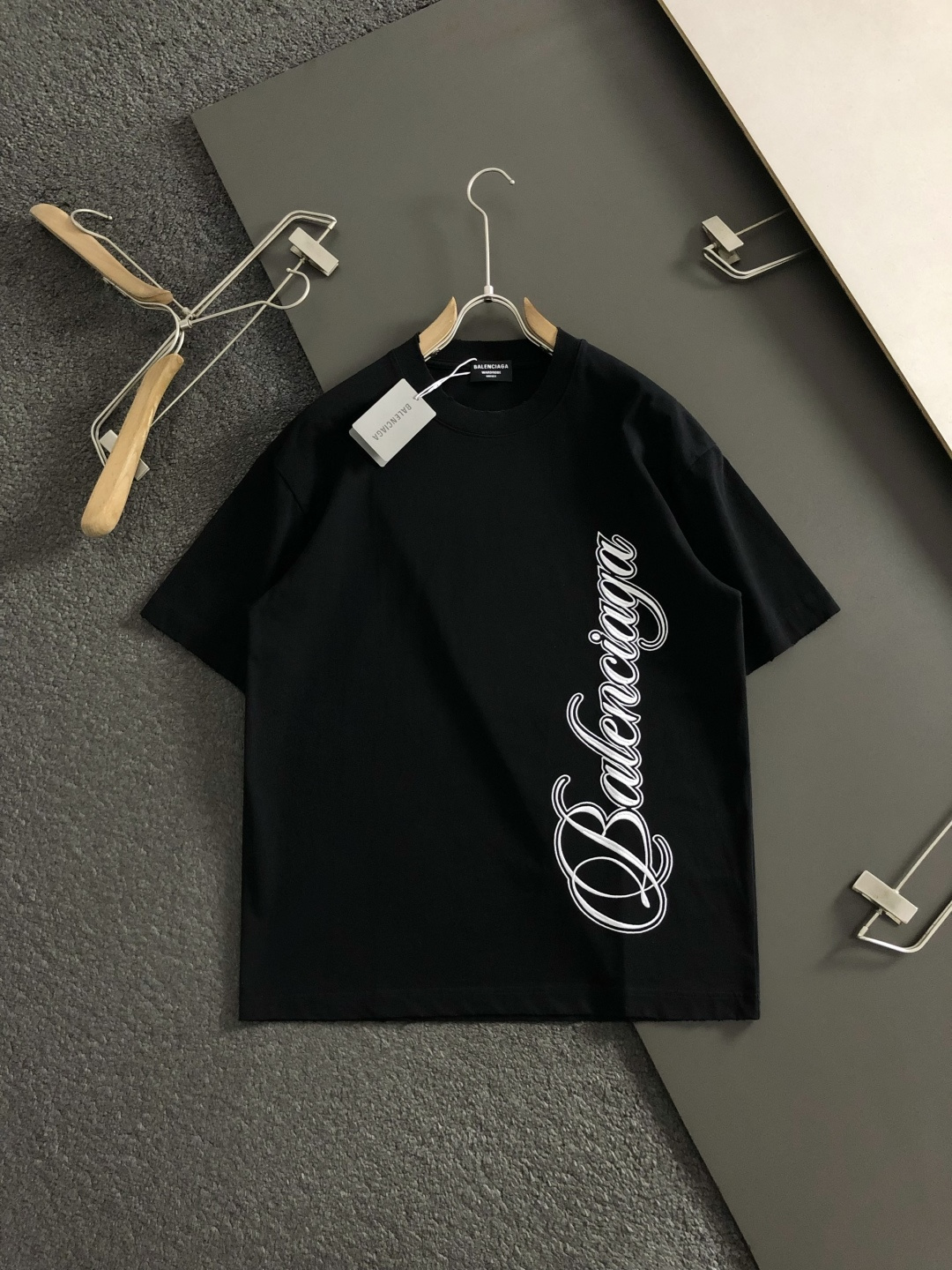 발렌시아가(Balenciaga) 버티컬 커시브 로고 티셔츠 - 이미지 2