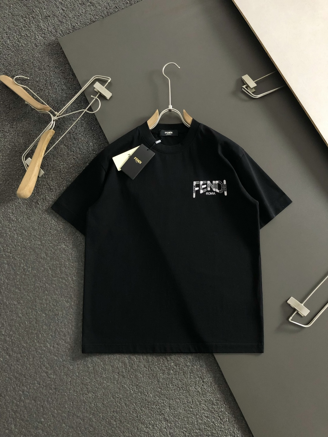 펜디(Fendi) 로고 자수 블랙 티셔츠 - 이미지 2