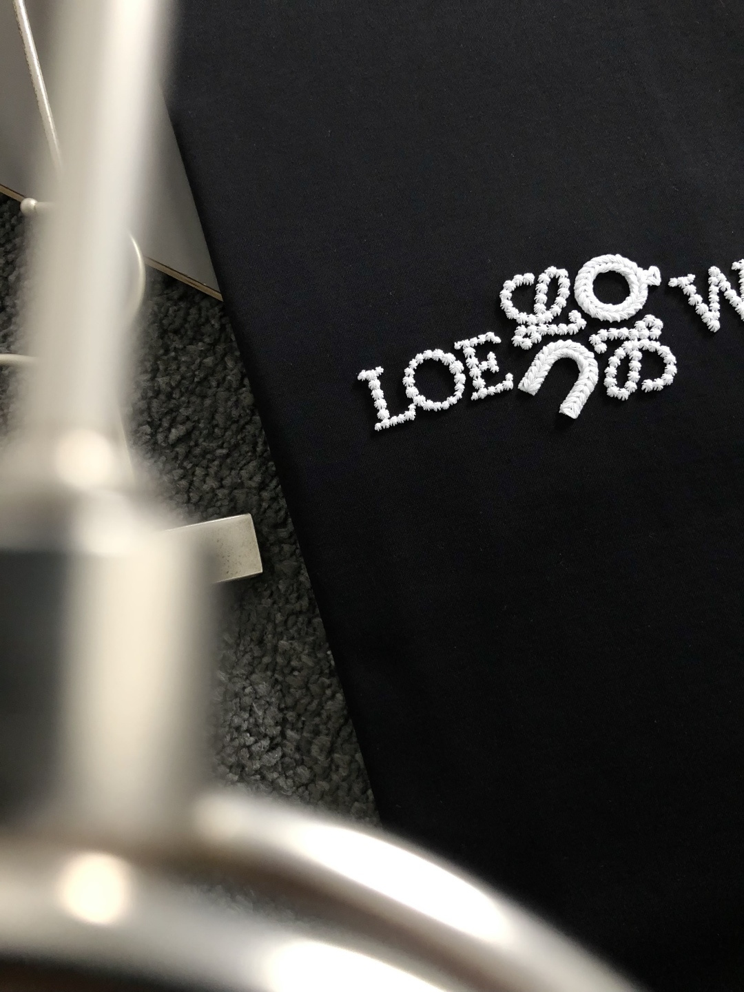 로에베(LOEWE) 애너그램 자수 반팔 티셔츠 - 이미지 3