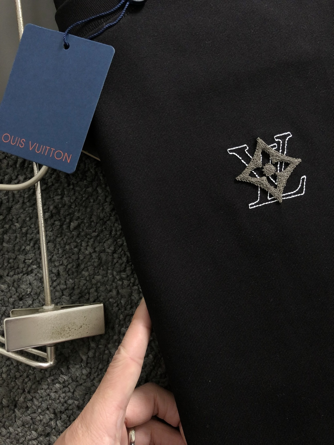 루이비통(Louis Vuitton) 업사이드 다운 LV 로고 반팔 티셔츠 - 이미지 3