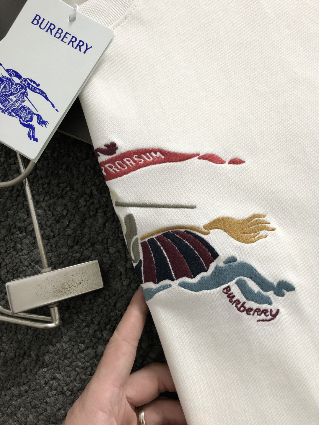 버버리(Burberry) 나이트 그래픽 자수 티셔츠 - 이미지 3