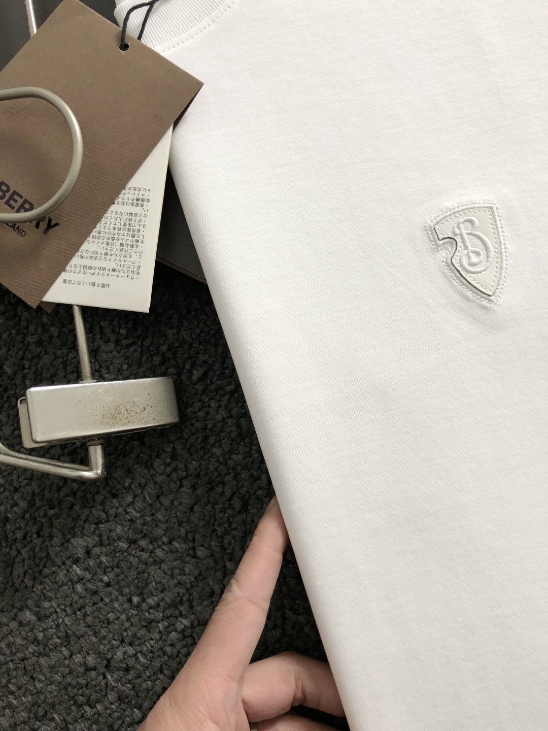 버버리(Burberry) 올오버 나이트 & 로고 그래픽 티셔츠 - 이미지 3