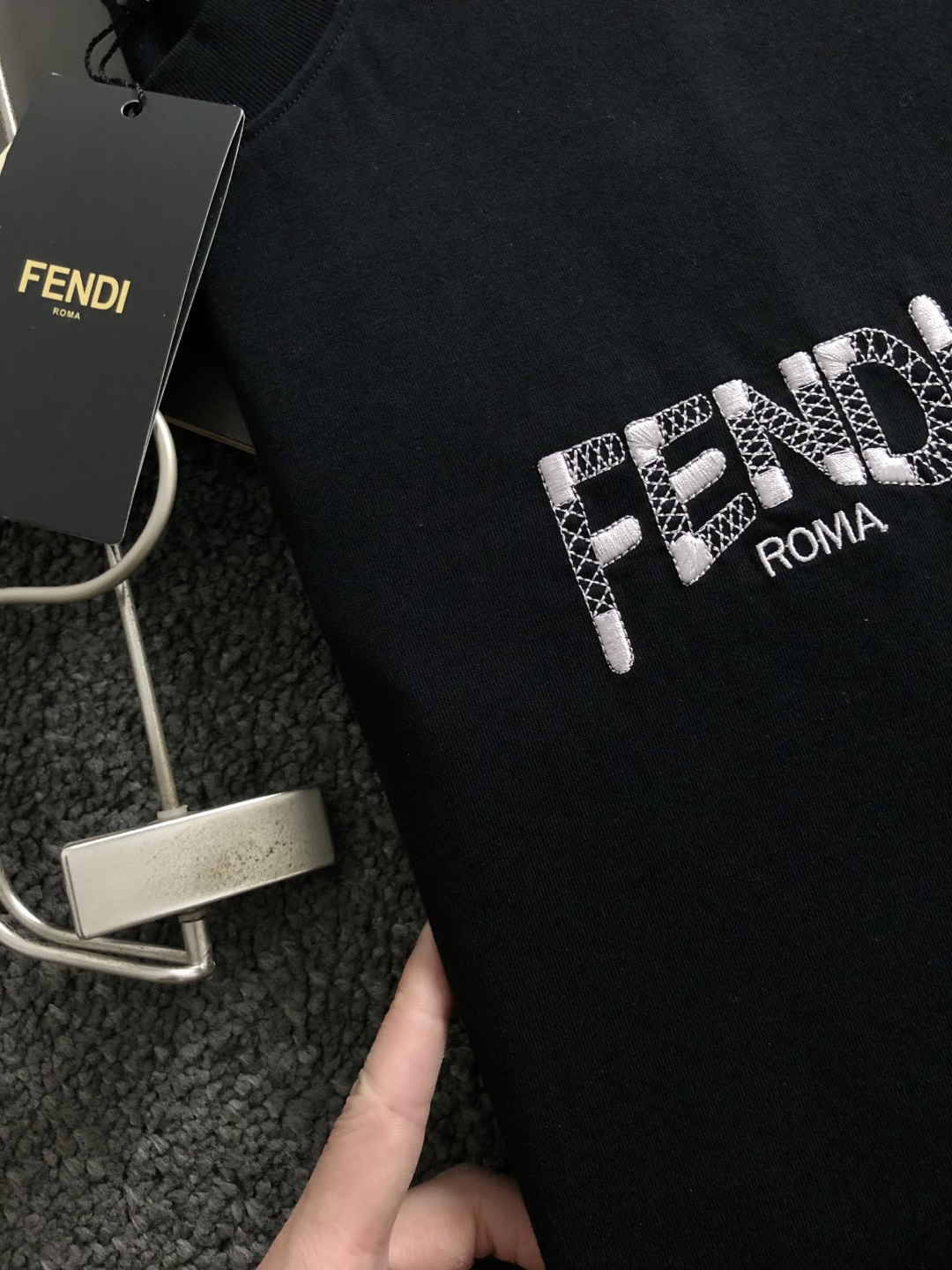 펜디(Fendi) 로고 자수 블랙 티셔츠 - 이미지 3