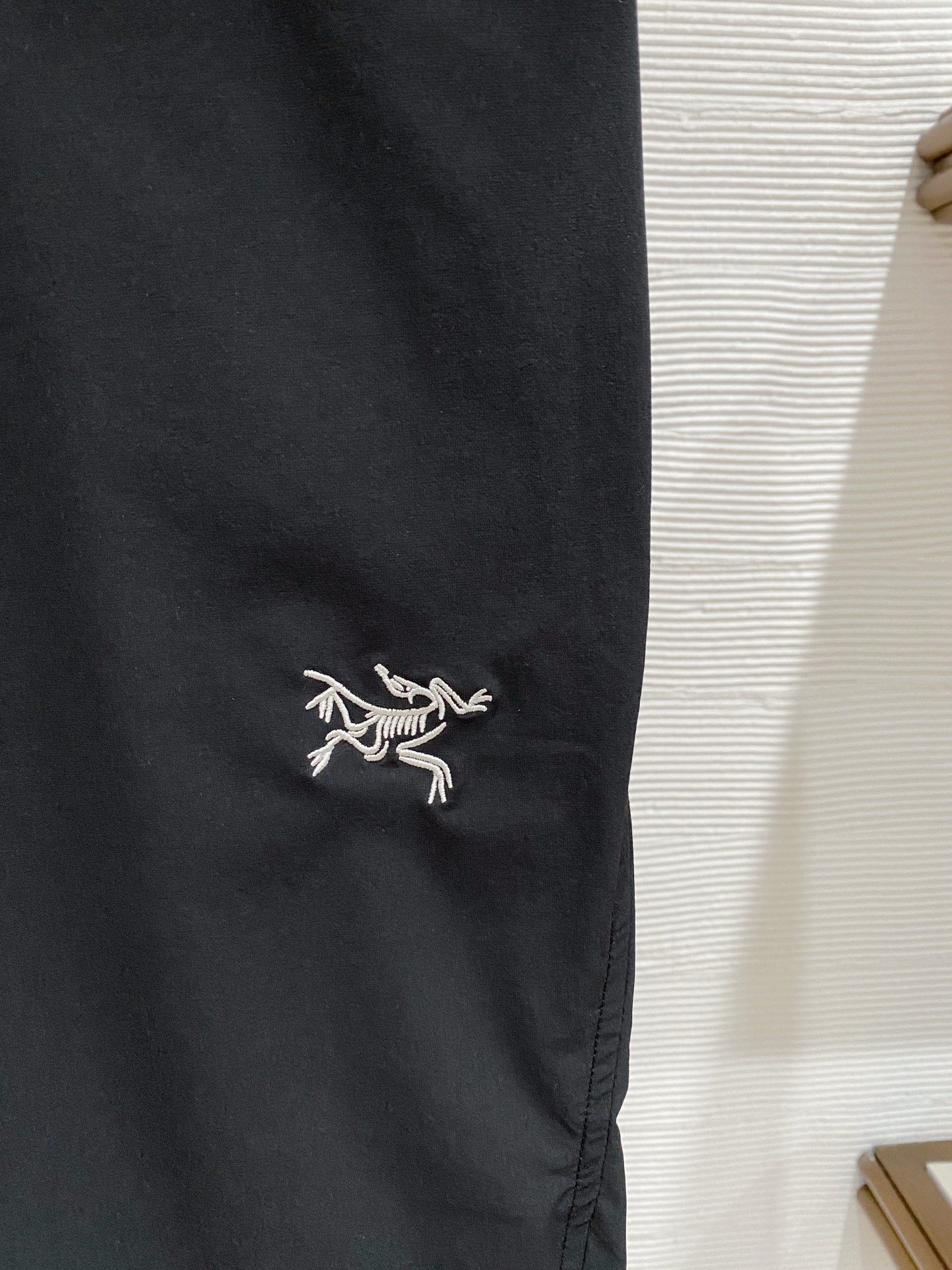 아크테릭스 (Arc'teryx)시조새 자수 로고 테크니컬 캐주얼 팬츠 - 이미지 4