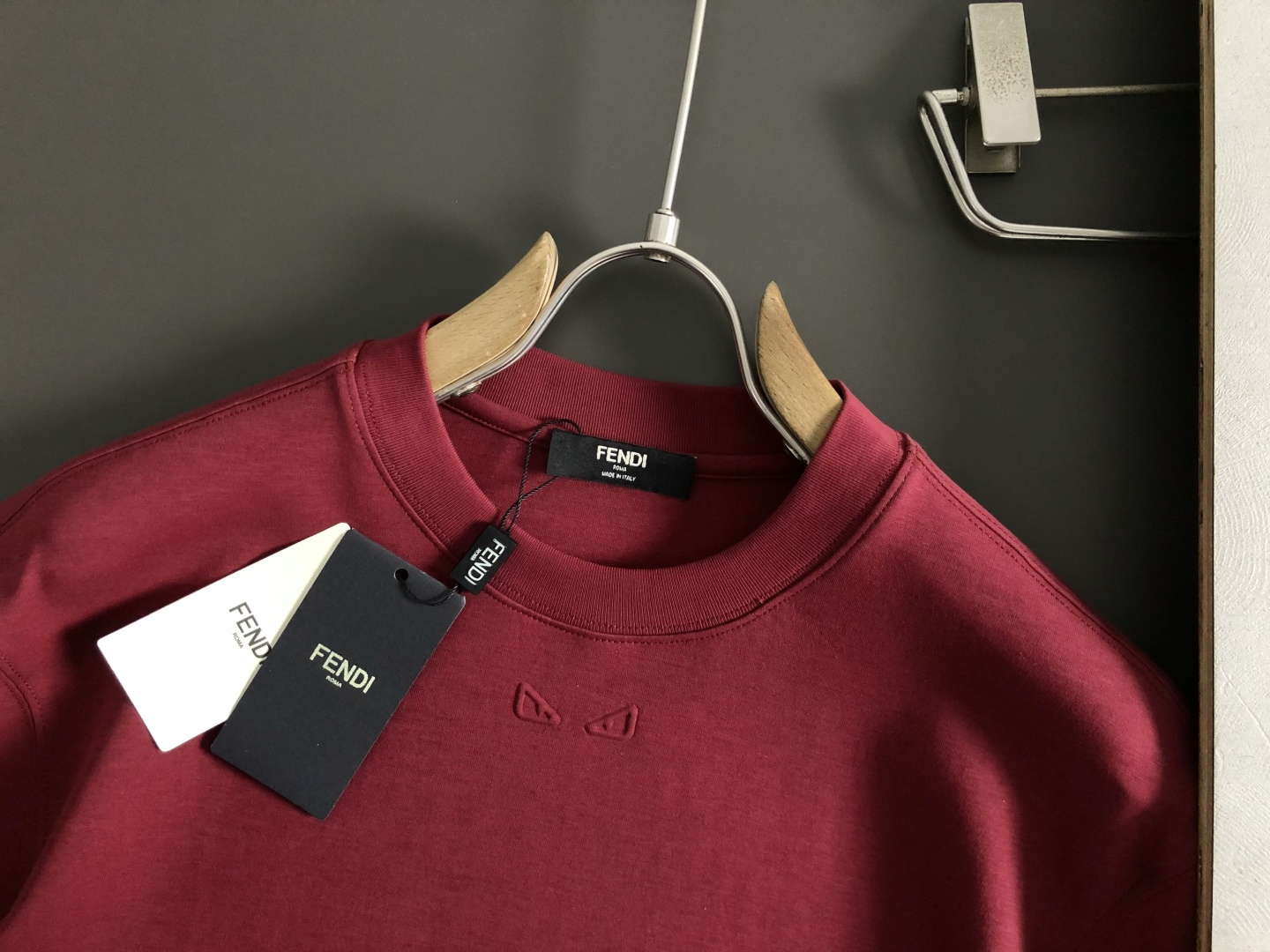 펜디(Fendi) 사이드 로고 테이프 반팔 티셔츠 - 이미지 4