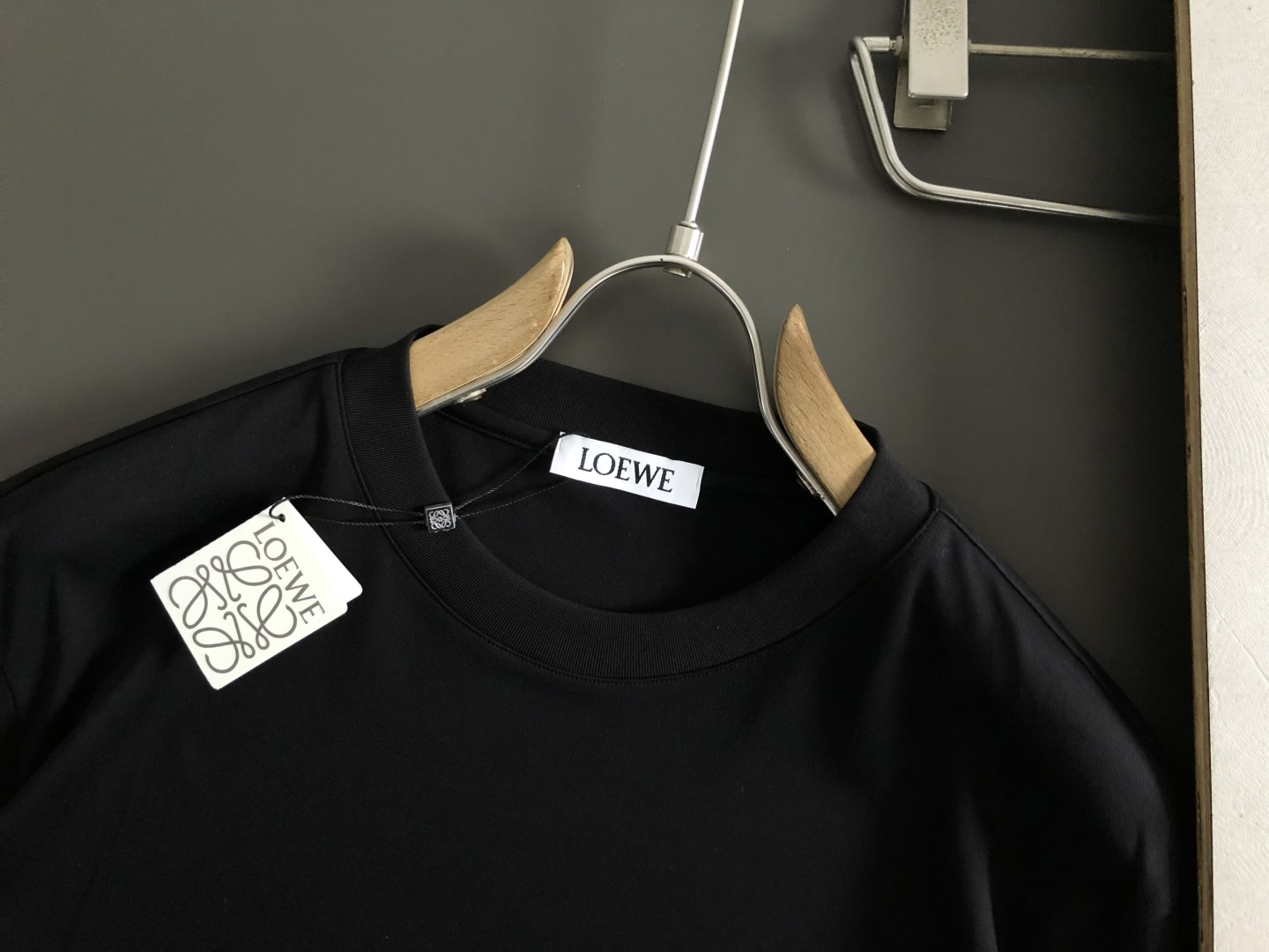 로에베(LOEWE) 애너그램 자수 반팔 티셔츠 - 이미지 4