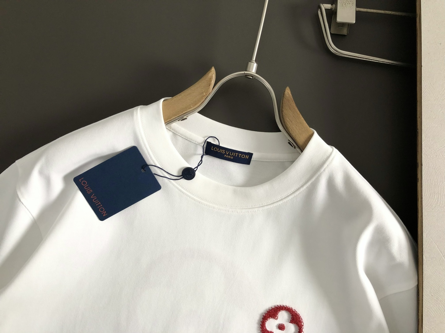 루이비통(Louis Vuitton) 레드 모노그램 플라워 패치 티셔츠 - 이미지 4