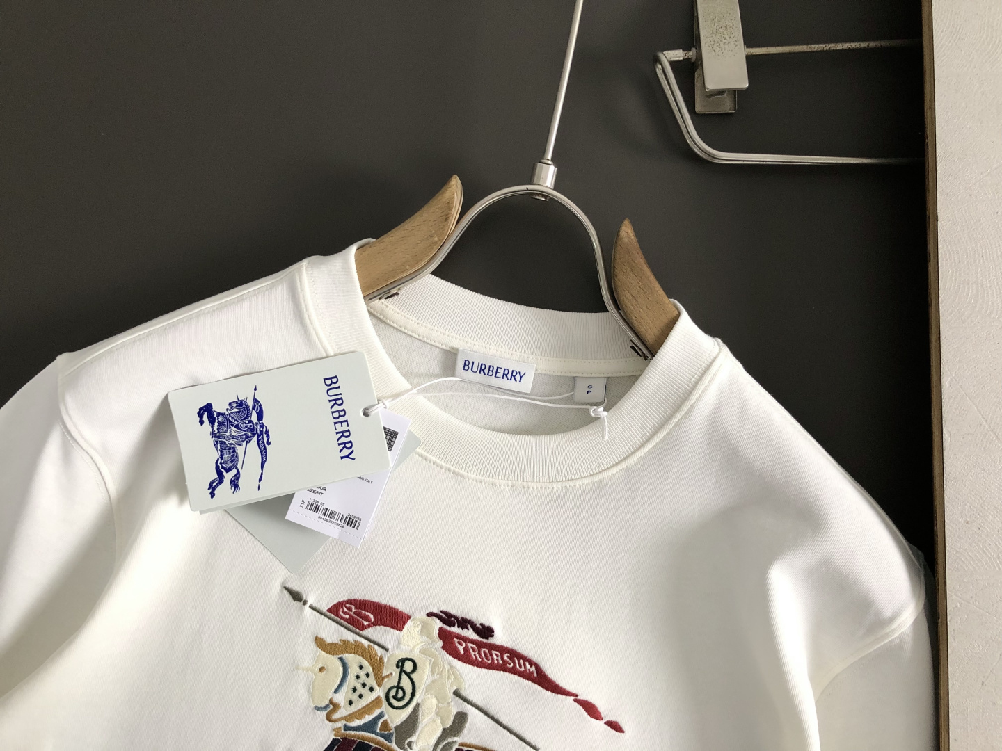 버버리(Burberry) 나이트 그래픽 자수 티셔츠 - 이미지 4