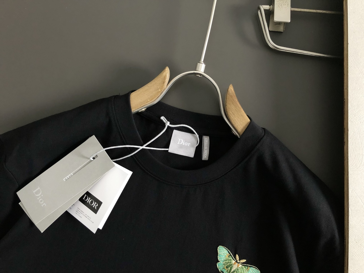 디올(Dior) 나방/나비 그래픽 자수 티셔츠 - 이미지 4