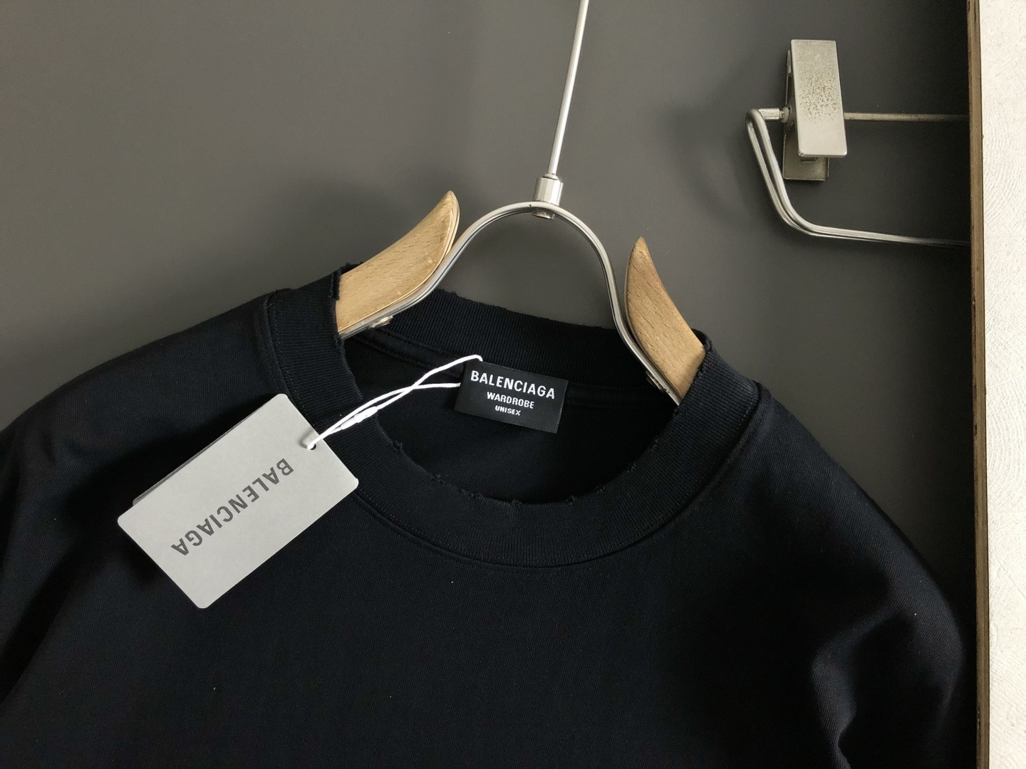 발렌시아가(Balenciaga) 버티컬 커시브 로고 티셔츠 - 이미지 4