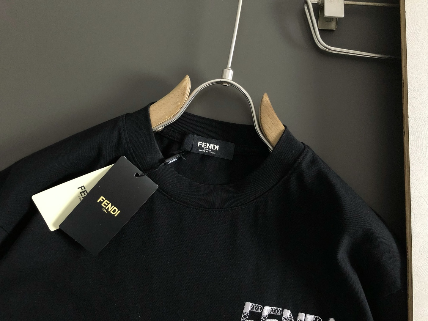 펜디(Fendi) 로고 자수 블랙 티셔츠 - 이미지 4