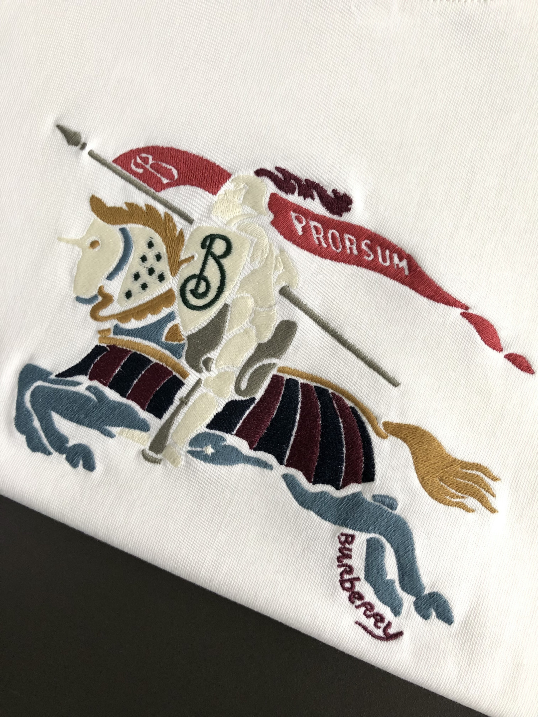 버버리(Burberry) 나이트 그래픽 자수 티셔츠 - 이미지 5