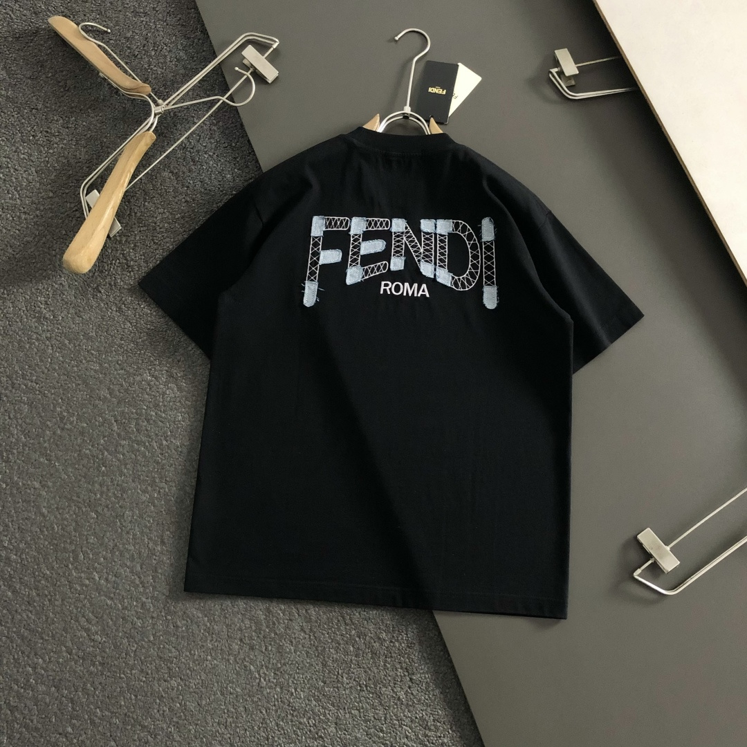 펜디(Fendi) 로고 자수 블랙 티셔츠 - 이미지 5