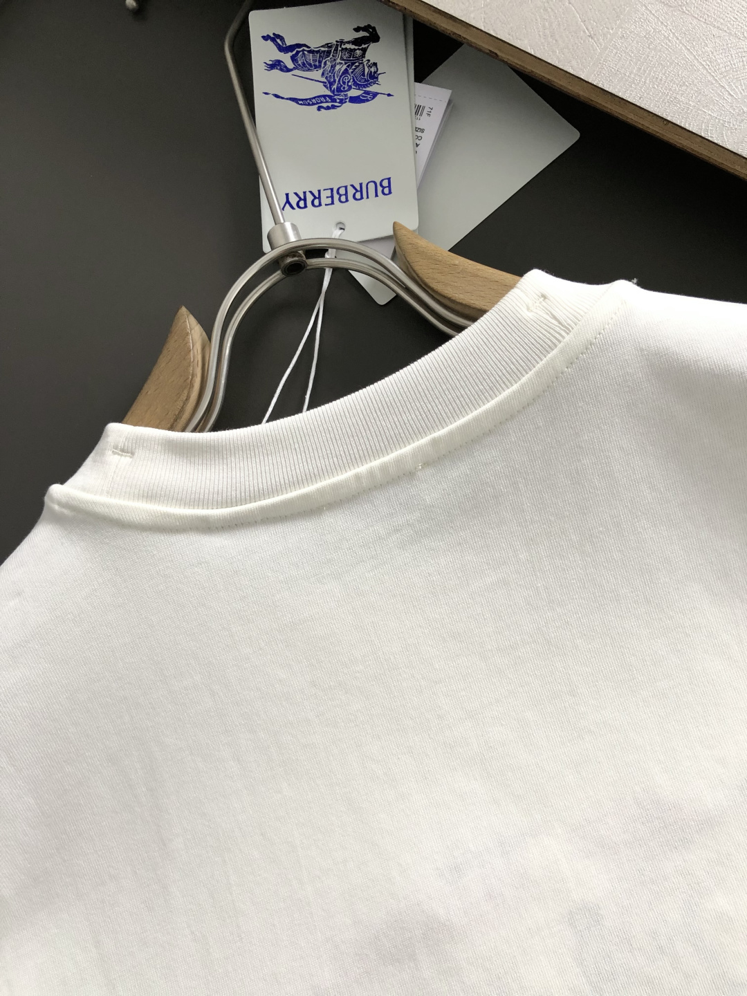 버버리(Burberry) 나이트 그래픽 자수 티셔츠 - 이미지 6