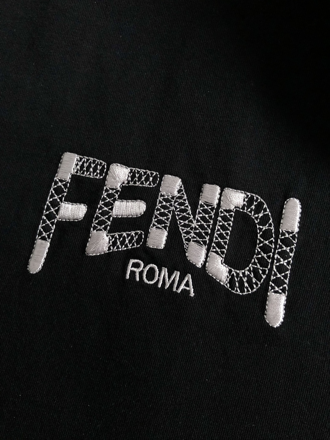 펜디(Fendi) 로고 자수 블랙 티셔츠 - 이미지 6