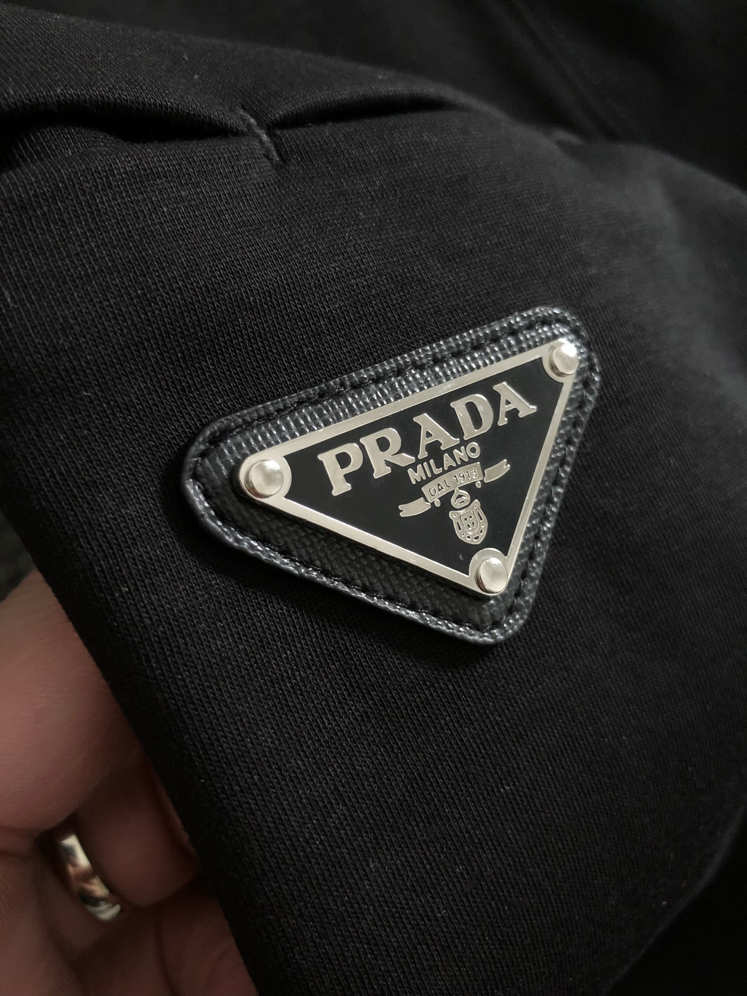 프라다(PRADA) 삼각 로고 포켓 반팔 티셔츠 - 이미지 7