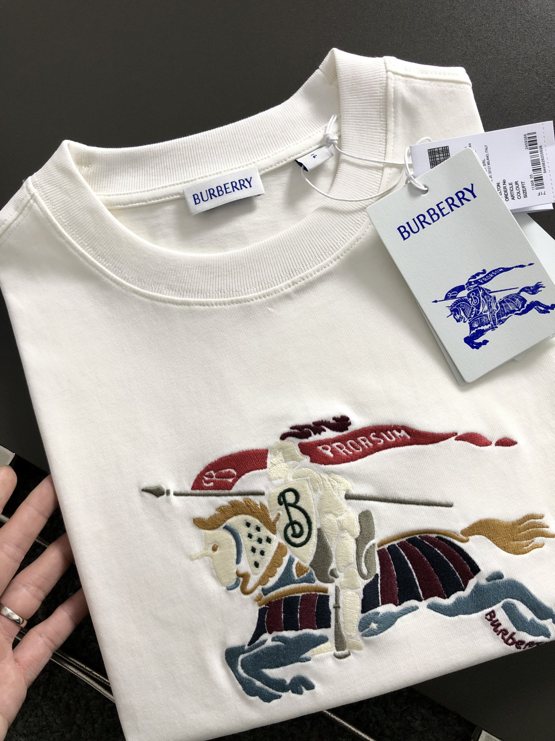 버버리(Burberry) 나이트 그래픽 자수 티셔츠 - 이미지 7