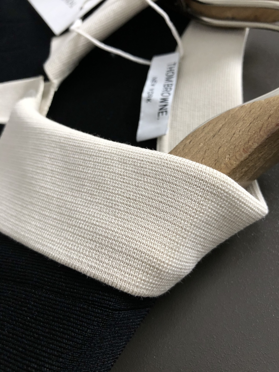 브라운(Thom Browne) 4-바 스트라이프 배색 폴로 셔츠 - 이미지 7