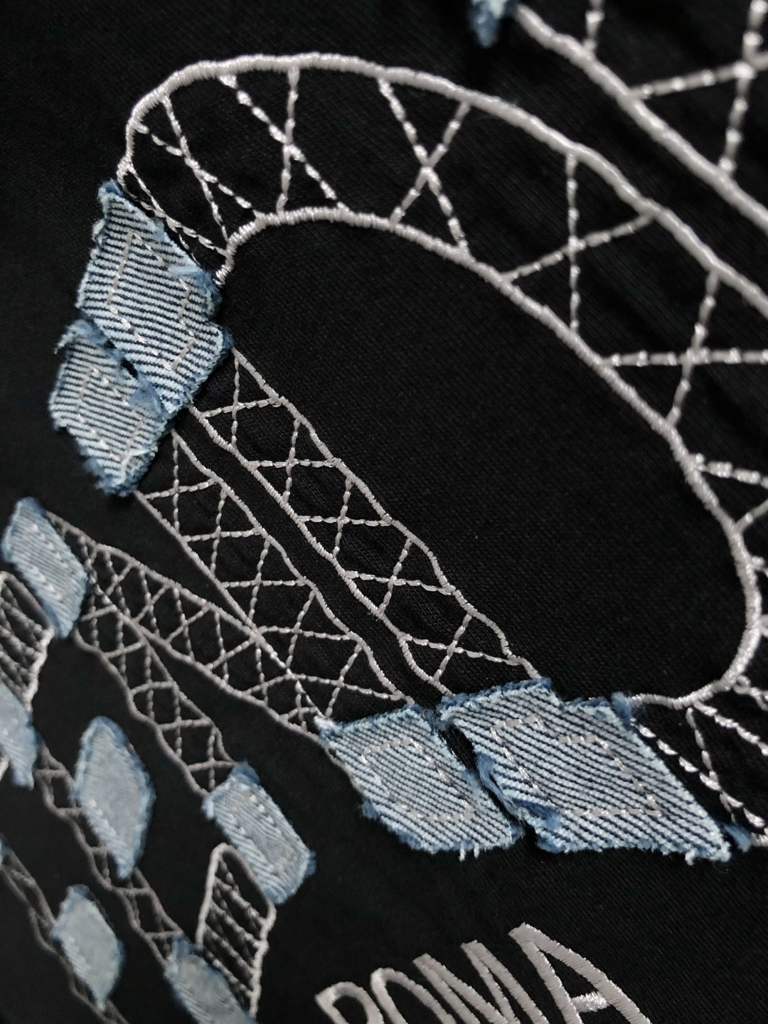 펜디(Fendi) 로고 자수 블랙 티셔츠 - 이미지 7