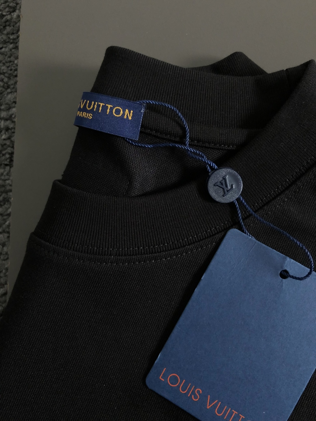 루이비통(Louis Vuitton) 업사이드 다운 LV 로고 반팔 티셔츠 - 이미지 8