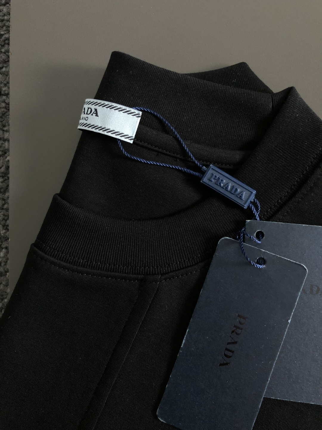 프라다(PRADA) 삼각 로고 포켓 반팔 티셔츠 - 이미지 8