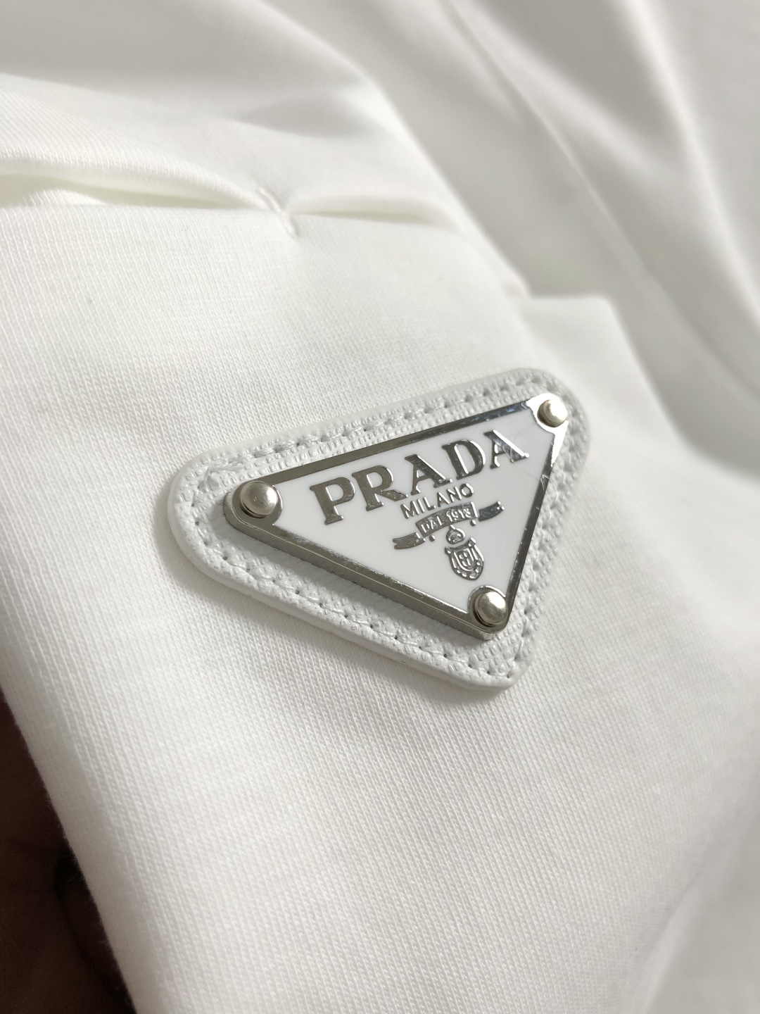프라다(PRADA) 삼각 로고 포켓 반팔 티셔츠 - 이미지 8
