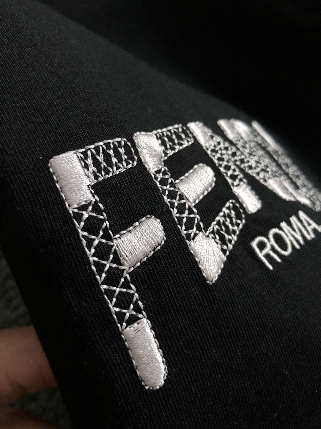 펜디(Fendi) 로고 자수 블랙 티셔츠 - 이미지 8