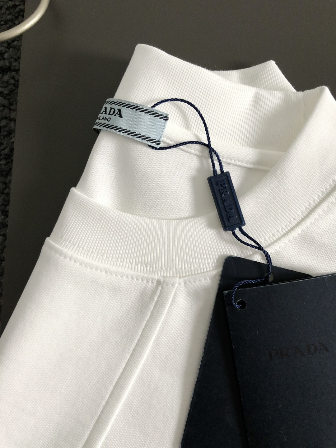 프라다(PRADA) 삼각 로고 포켓 반팔 티셔츠 - 이미지 9
