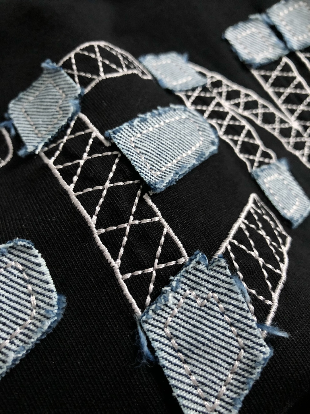 펜디(Fendi) 로고 자수 블랙 티셔츠 - 이미지 9